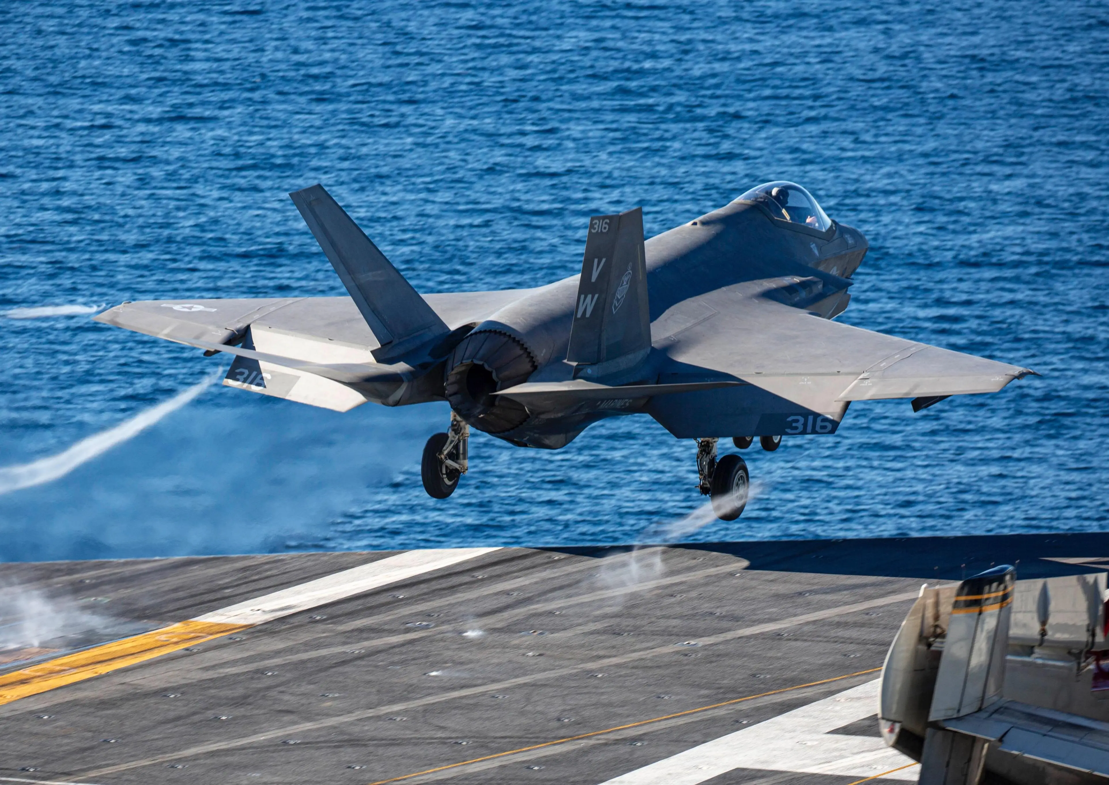 为什么F-16战斗机会击败F-35“闪电”,美空军...