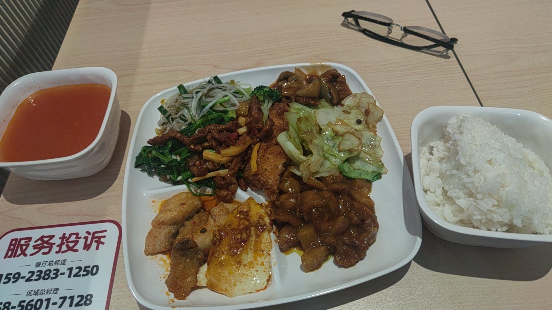 快餐群现象解析:当代年轻人的社交新形态与消费文化缩影