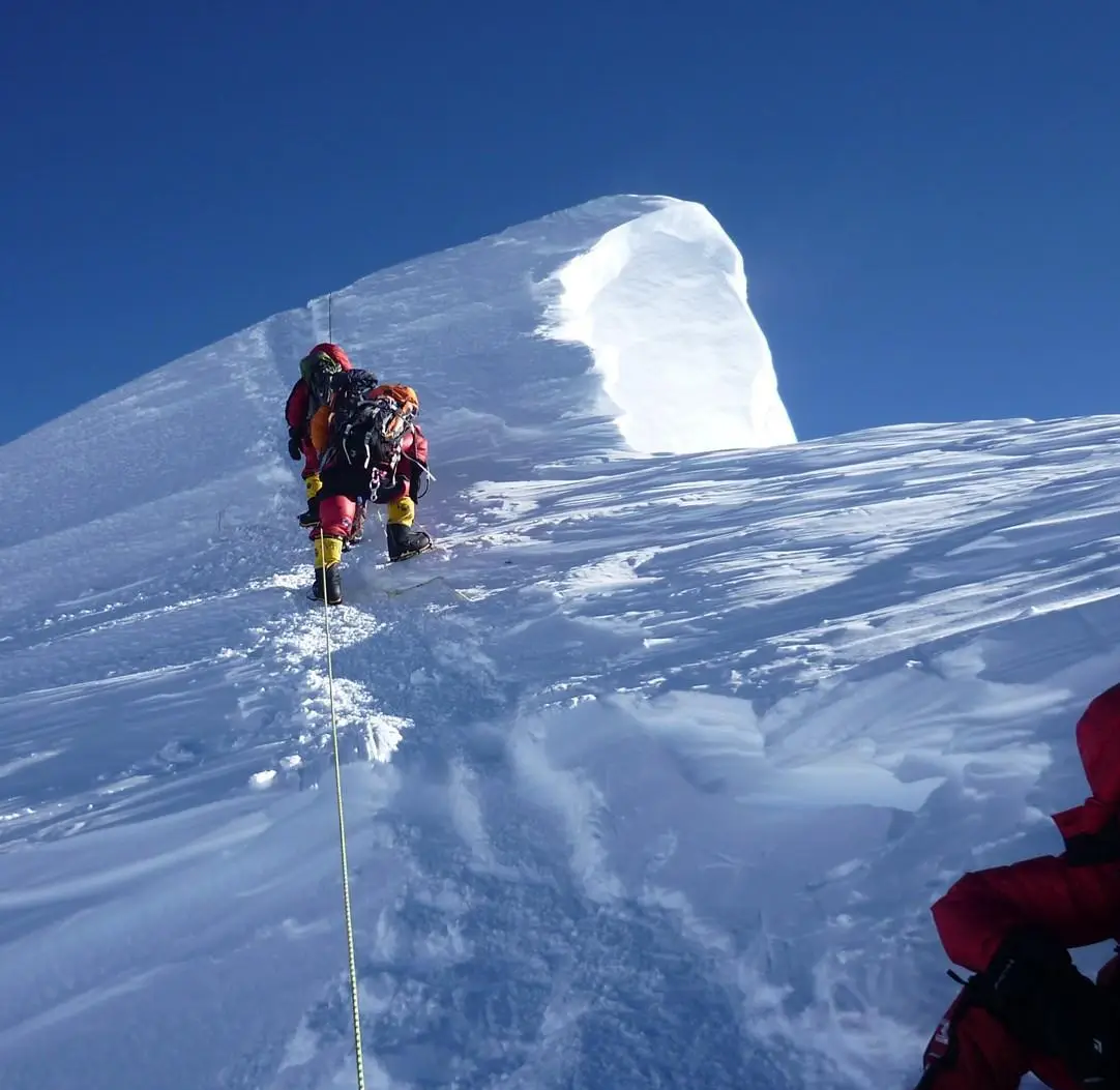 为什么珠峰高度老是被重新测量？中国登山队和修路队的幕后故事到底是什么？