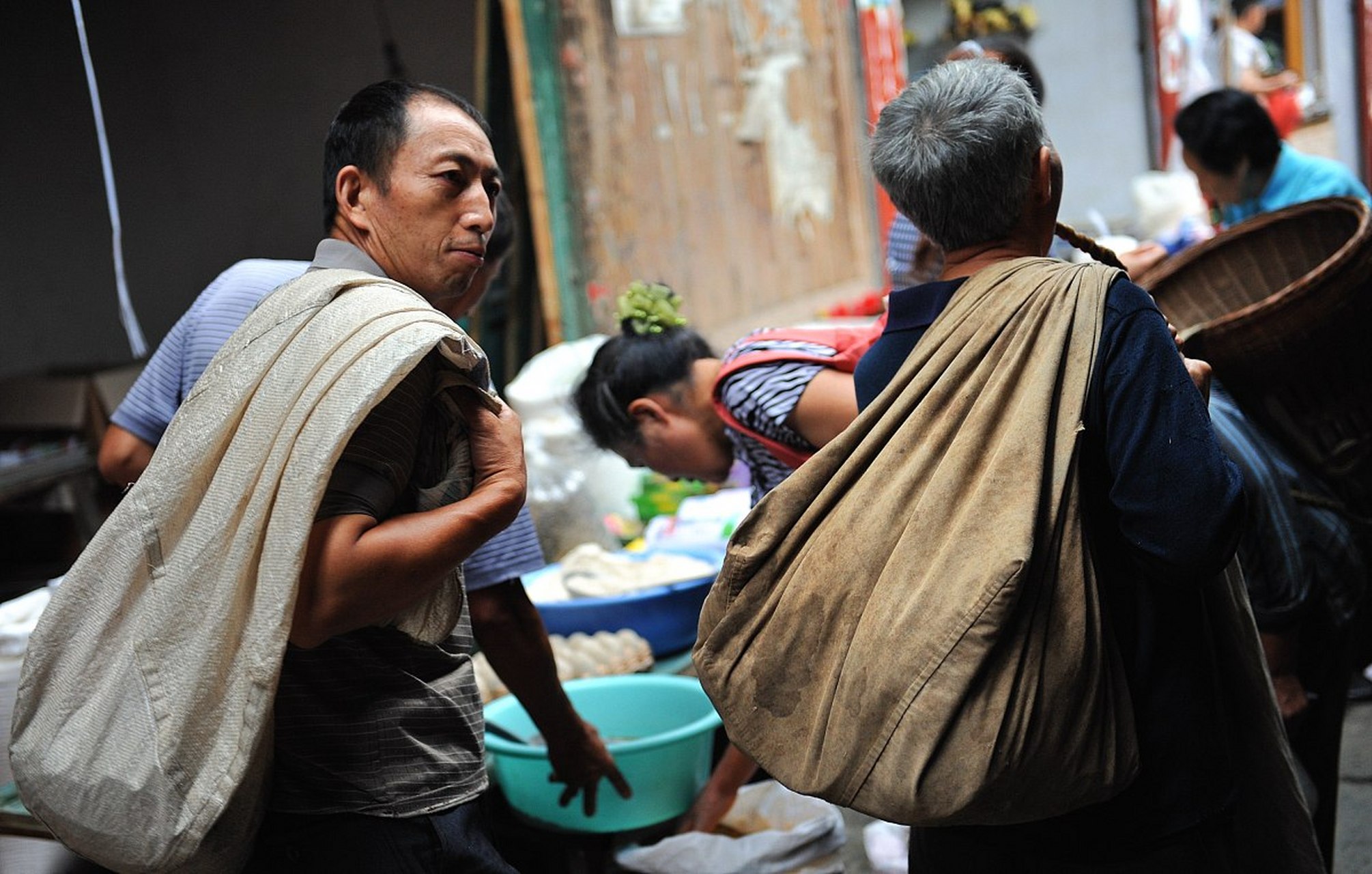 久久小妹包:从校园到职场的万能搭子进化史