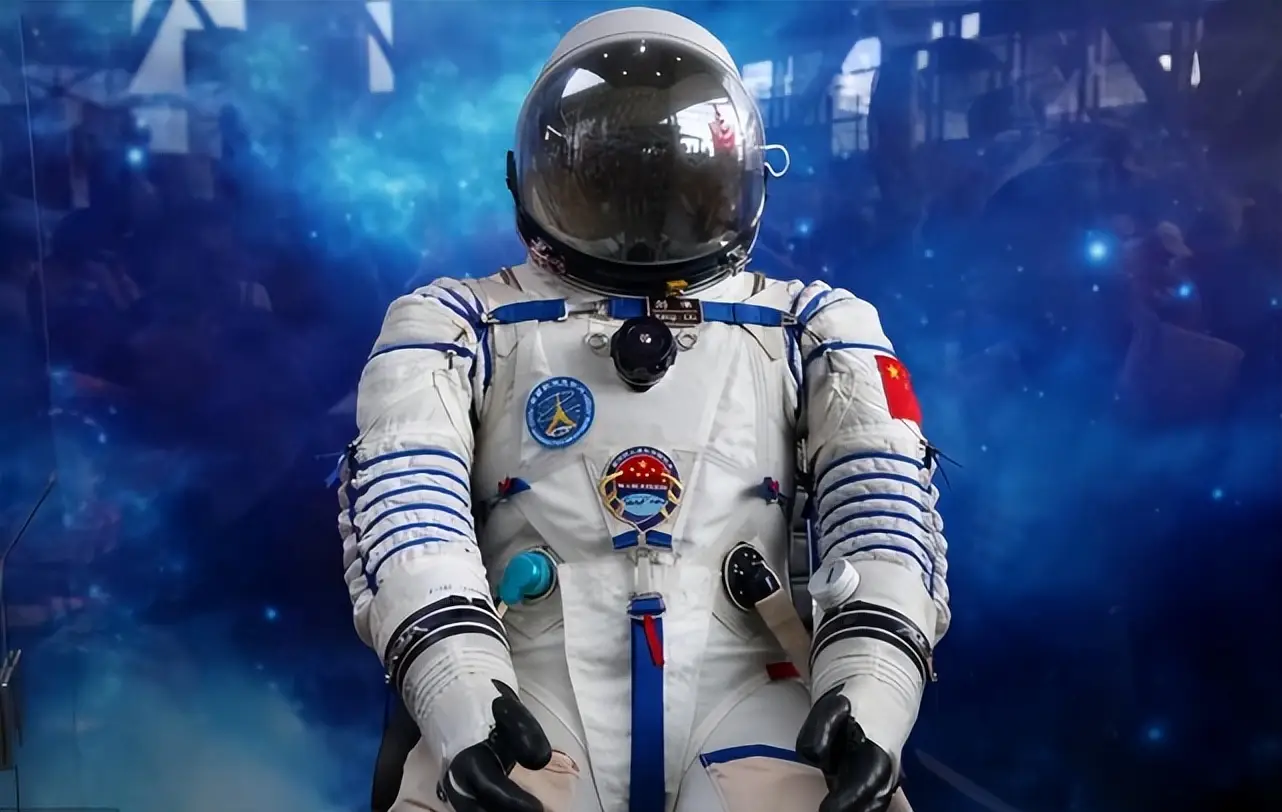 航天服重量与功能 宇航员舱外作业的秘密