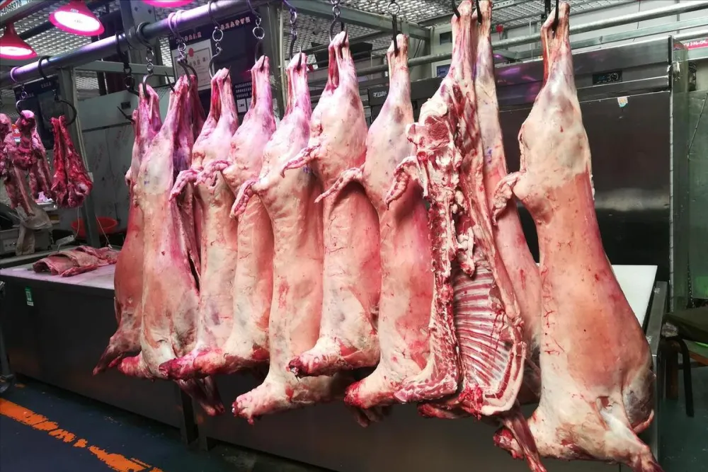 牛羊肉挂着卖的原因 进口冷冻牛羊肉和国产的区别 怎么区分牛羊肉