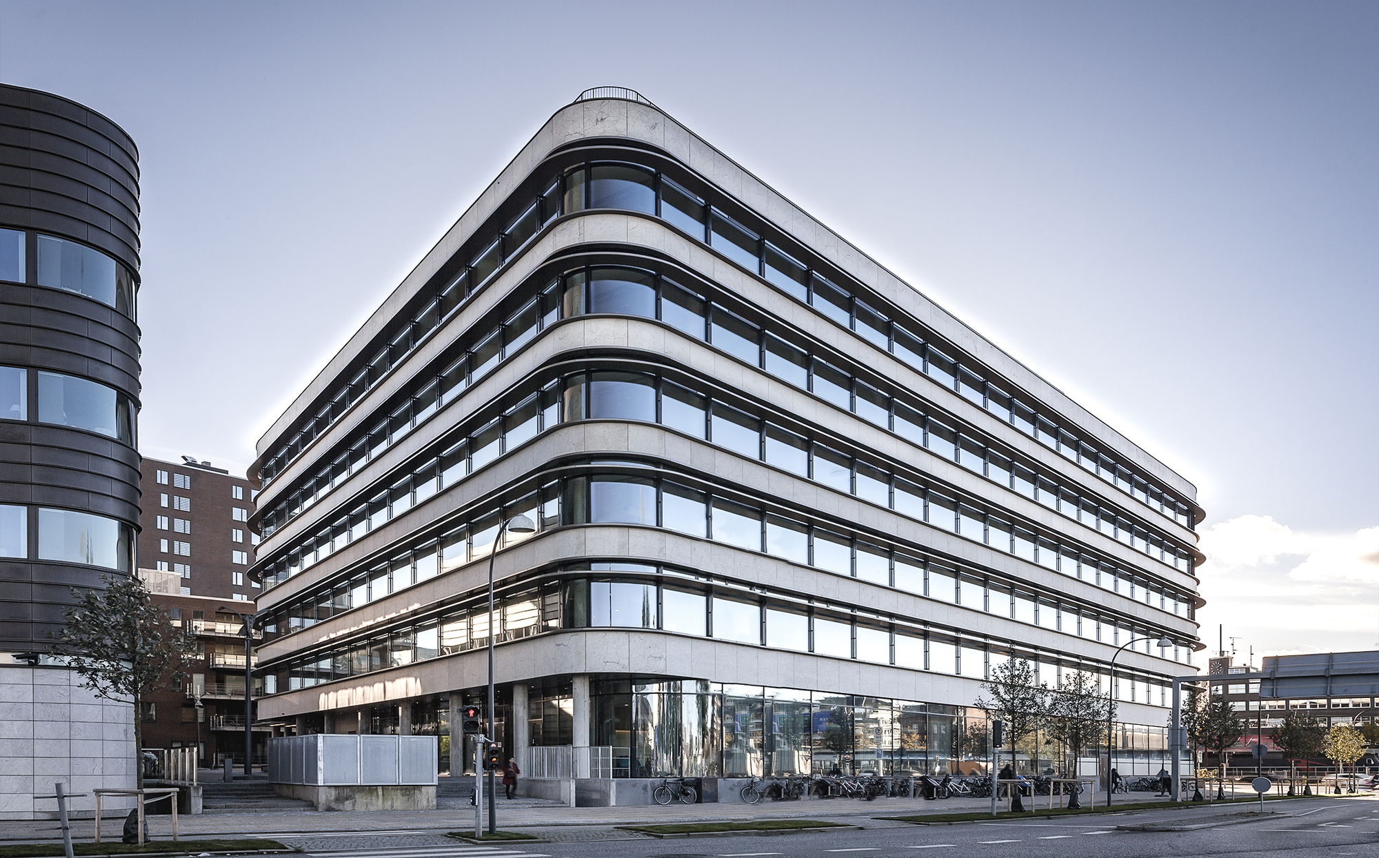 在都市中寻找情感联结,附近女性的社交地图与心灵对话