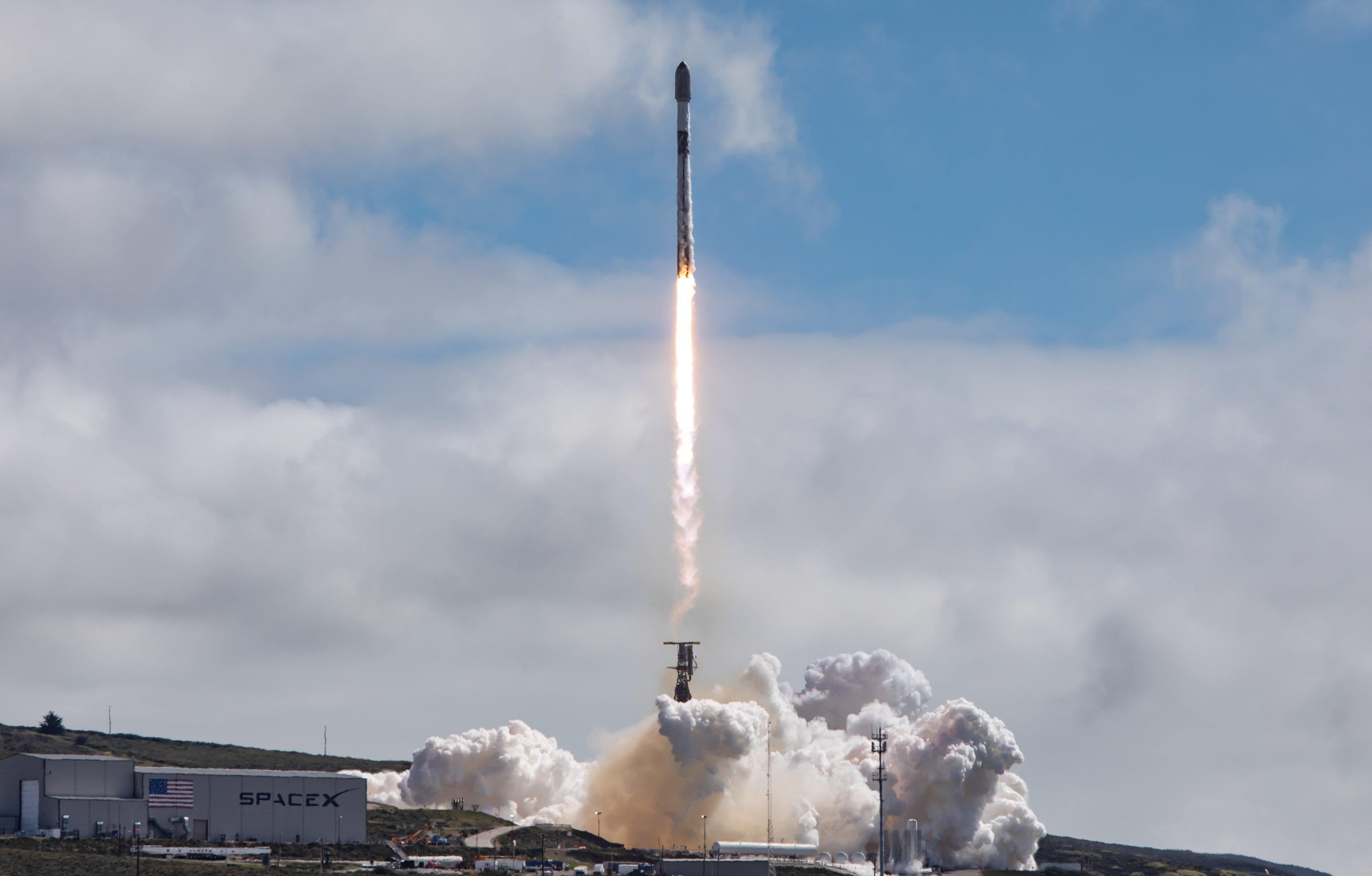 SpaceX发射猎鹰重型火箭 把特斯拉跑车送入太空
