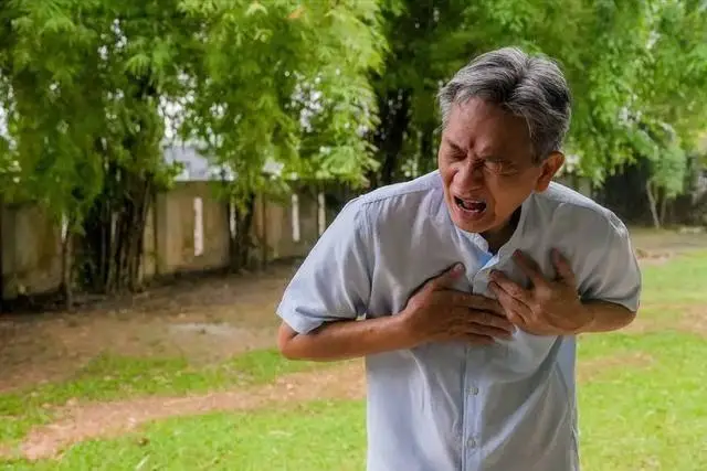老人忽略胸闷胸痛 心肌坏死风险解析